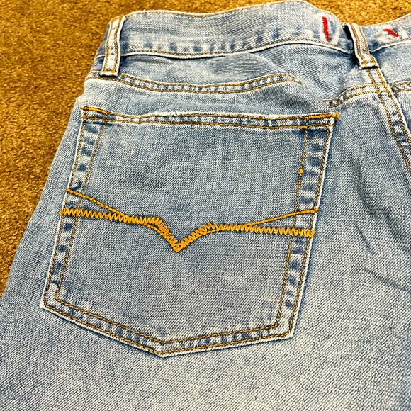 BEAUTIFUL PAIR OF GUESS LIGHT INDIGO WASH DISTRESSED DENIM JEAN SHORTS SIZE 33W! - Picture 5 of 16